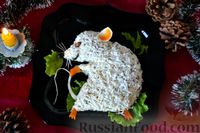 Фото приготовления рецепта: Новогодний салат с языком и грибами «Весёлая крыса» - шаг №24