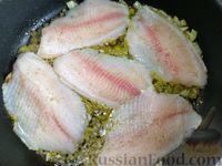 Фото приготовления рецепта: Рыба с соусом песто и соком лимона (на сковороде) - шаг №7