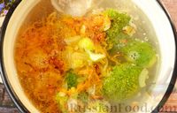 Фото приготовления рецепта: Куриный суп с брокколи и вермишелью - шаг №7