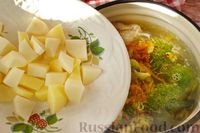 Фото приготовления рецепта: Куриный суп с брокколи и вермишелью - шаг №9