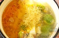 Фото приготовления рецепта: Куриный суп с брокколи и вермишелью - шаг №10
