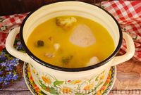Фото приготовления рецепта: Куриный суп с брокколи и вермишелью - шаг №11