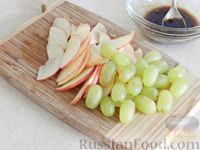 Фото приготовления рецепта: Тёплый салат из куриной печени с яблоком и виноградом - шаг №5