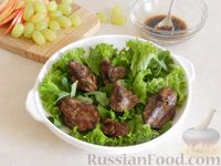 Фото приготовления рецепта: Тёплый салат из куриной печени с яблоком и виноградом - шаг №7