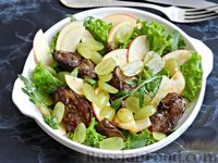 Фото приготовления рецепта: Тёплый салат из куриной печени с яблоком и виноградом - шаг №9
