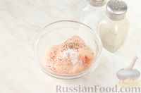Фото приготовления рецепта: Яичные гренки с фаршем, помидорами и сыром - шаг №4