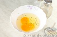 Фото приготовления рецепта: Яичные гренки с фаршем, помидорами и сыром - шаг №6