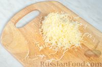 Фото приготовления рецепта: Яичные гренки с фаршем, помидорами и сыром - шаг №10