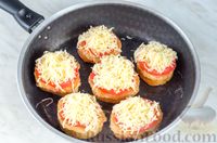 Фото приготовления рецепта: Яичные гренки с фаршем, помидорами и сыром - шаг №13