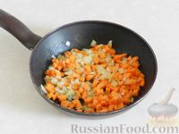 Фото приготовления рецепта: Куриный суп с цветной капустой, грибами и сметаной - шаг №6
