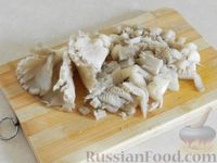Фото приготовления рецепта: Куриный суп с цветной капустой, грибами и сметаной - шаг №4
