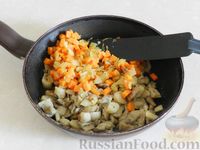 Фото приготовления рецепта: Куриный суп с цветной капустой, грибами и сметаной - шаг №8