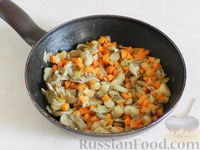 Фото приготовления рецепта: Куриный суп с цветной капустой, грибами и сметаной - шаг №9