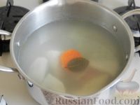 Фото приготовления рецепта: Куриный суп с цветной капустой, грибами и сметаной - шаг №2