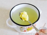 Фото приготовления рецепта: Куриный суп с цветной капустой, грибами и сметаной - шаг №11