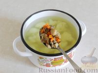 Фото приготовления рецепта: Куриный суп с цветной капустой, грибами и сметаной - шаг №13