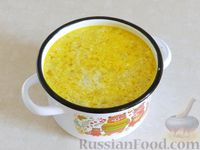 Фото приготовления рецепта: Куриный суп с цветной капустой, грибами и сметаной - шаг №14