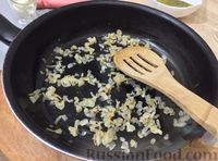 Фото приготовления рецепта: Салат из сосисок и соленых огурцов - шаг №5