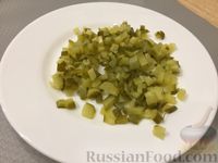 Фото приготовления рецепта: Салат из сосисок и соленых огурцов - шаг №6