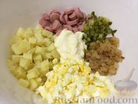 Фото приготовления рецепта: Салат из сосисок и соленых огурцов - шаг №10