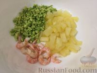 Фото приготовления рецепта: Авокадо с ананасом и креветками - шаг №7