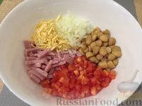 Фото приготовления рецепта: Салат из фасоли и ветчины - шаг №8