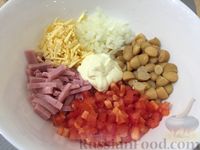 Фото приготовления рецепта: Салат из фасоли и ветчины - шаг №9
