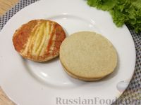 Фото приготовления рецепта: Гамбургеры с сосисками - шаг №5