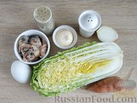 Фото приготовления рецепта: Салат из рыбных консервов с пекинской капустой и морковью - шаг №1