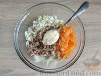 Фото приготовления рецепта: Салат из рыбных консервов с пекинской капустой и морковью - шаг №9