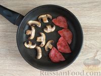 Фото приготовления рецепта: Французские тосты с колбасой, грибами и помидорами - шаг №5