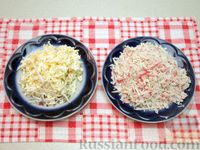 Фото приготовления рецепта: Слоёный салат с крабовыми палочками, плавленым сыром и яблоком - шаг №3