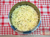 Фото приготовления рецепта: Слоёный салат с крабовыми палочками, плавленым сыром и яблоком - шаг №5
