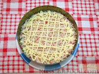 Фото приготовления рецепта: Слоёный салат с крабовыми палочками, плавленым сыром и яблоком - шаг №6