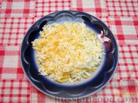 Фото приготовления рецепта: Слоёный салат с крабовыми палочками, плавленым сыром и яблоком - шаг №4