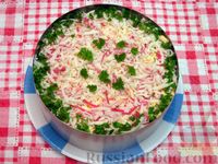 Фото приготовления рецепта: Слоёный салат с крабовыми палочками, плавленым сыром и яблоком - шаг №11