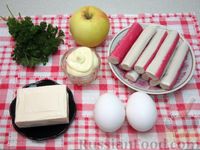 Фото приготовления рецепта: Слоёный салат с крабовыми палочками, плавленым сыром и яблоком - шаг №1