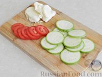 Фото приготовления рецепта: Омлет с кабачком, помидорами и сулугуни - шаг №2