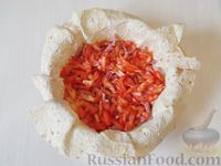 Фото приготовления рецепта: Яичница в лаваше, с колбасой, помидором и сыром - шаг №5