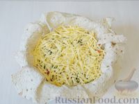 Фото приготовления рецепта: Яичница в лаваше, с колбасой, помидором и сыром - шаг №6