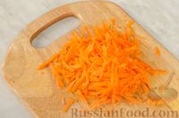 Фото приготовления рецепта: Слоёный рыбный салат с крекерами, морковью и сыром - шаг №4