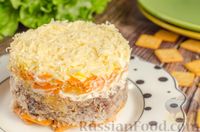 Фото приготовления рецепта: Слоёный рыбный салат с крекерами, морковью и сыром - шаг №15