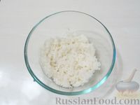 Фото приготовления рецепта: Котлетки из риса и консервированной рыбы - шаг №2