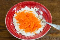 Фото приготовления рецепта: Салат с творогом, морковью и сухофруктами - шаг №3