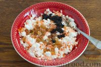 Фото приготовления рецепта: Салат с творогом, морковью и сухофруктами - шаг №4