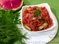 Фото приготовления рецепта: Салат из редьки с помидорами и огурцом - шаг №12