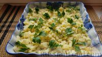 Фото приготовления рецепта: Закусочный салат с селёдкой, картофелем и клюквой - шаг №7