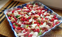Фото приготовления рецепта: Закусочный салат с селёдкой, картофелем и клюквой - шаг №10