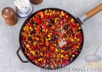 Фото приготовления рецепта: Рубленая говядина с фасолью и овощами - шаг №8