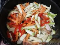 Фото приготовления рецепта: Лапша удон с курицей и овощами - шаг №6